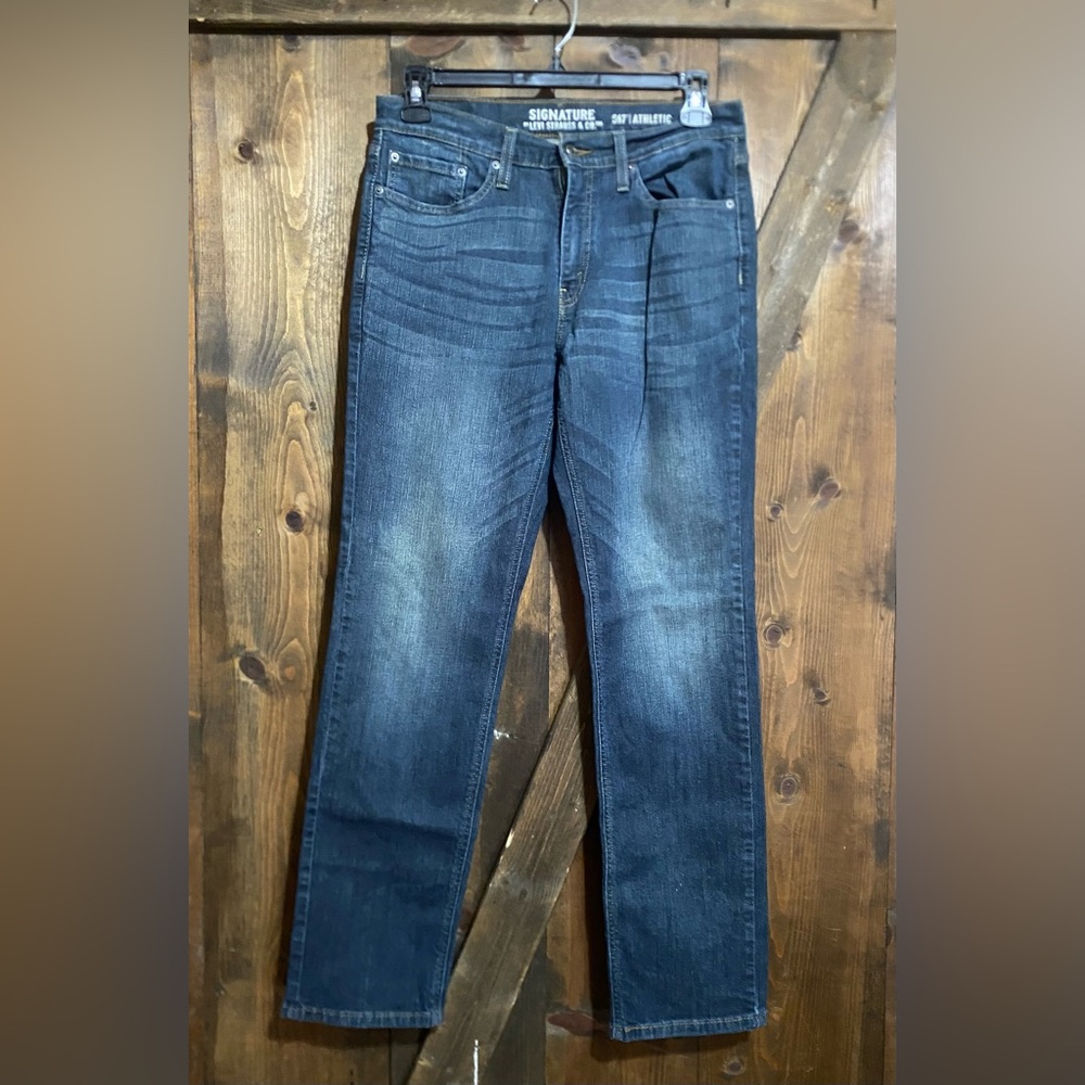 Like New Signature Levi Strauss & Co., size W32/L34, smoke free home
